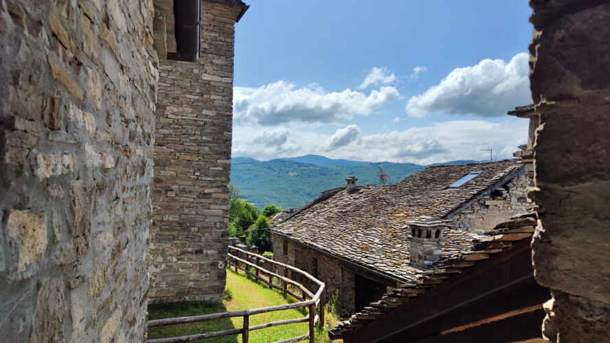 UNA CASA CHE RACCONTA: RISTRUTTURATA, ARREDATA, E GIÀ TUA