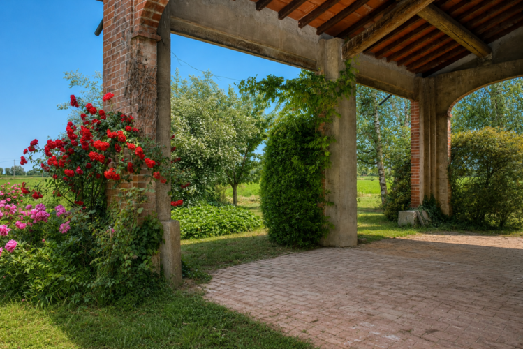 RUSTICO IMMERSO NEL VERDE DELLA CAMPAGNA PARMENSE