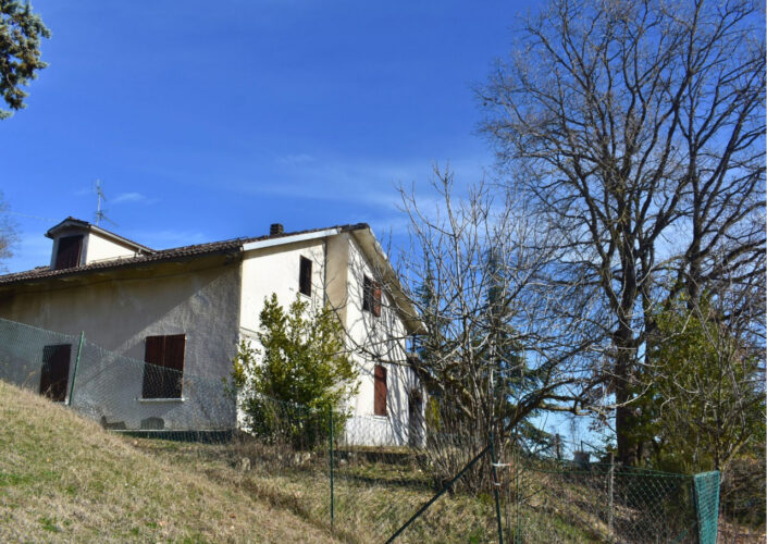 LUPAZZANO: CASETTA INDIPENDENTE DA RISTRUTTURARE