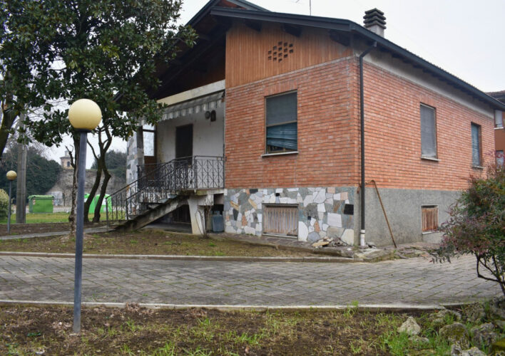 MONTECHIARUGOLO: CASA INDIPENDENTE CON GIARDINO