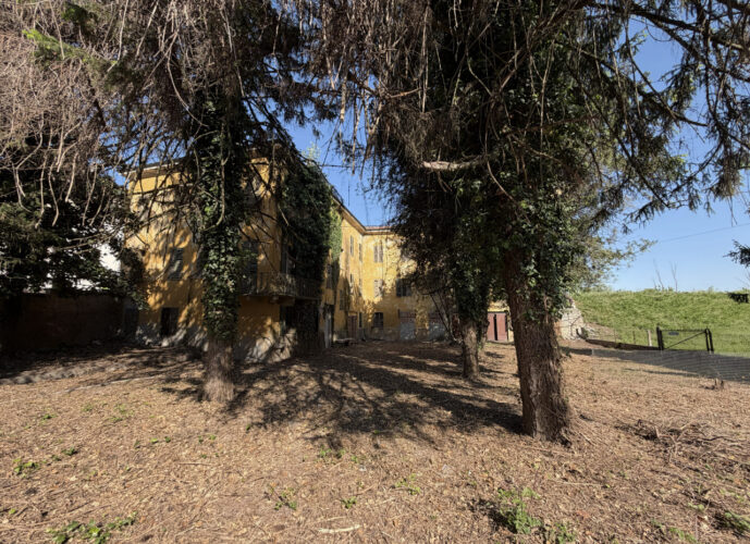 COLORNO: PALAZZO D’EPOCA CON POSSIBILITÀ DI REALIZZARE PIÙ APPARTAMENTI