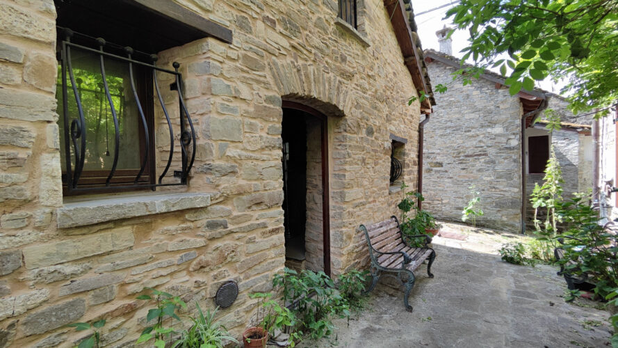 CASA IN PIETRA NEL BORGO DI BERCETO