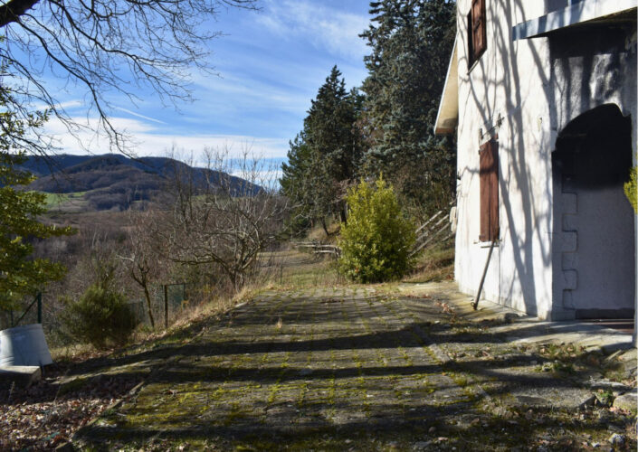 LUPAZZANO: CASETTA INDIPENDENTE DA RISTRUTTURARE