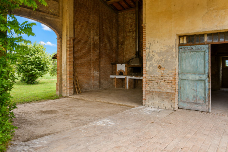 RUSTICO IMMERSO NEL VERDE DELLA CAMPAGNA PARMENSE