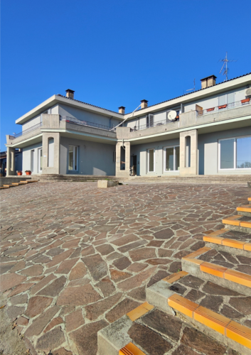 PRATICELLO: LUMINOSO APPARTAMENTO IN POSIZIONE STRATEGICA