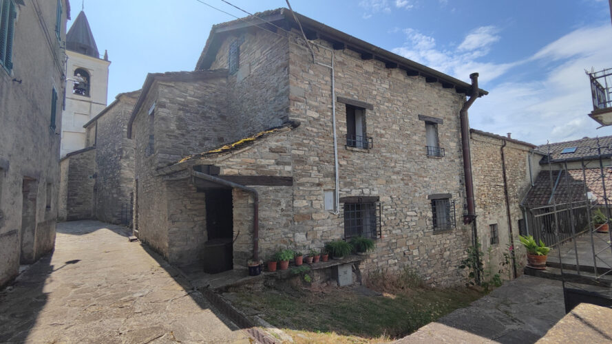 UNA CASA CHE RACCONTA: RISTRUTTURATA, ARREDATA, E GIÀ TUA