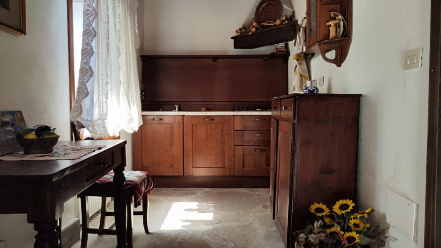 UNA CASA CHE RACCONTA: RISTRUTTURATA, ARREDATA, E GIÀ TUA