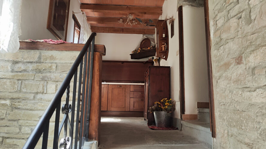 UNA CASA CHE RACCONTA: RISTRUTTURATA, ARREDATA, E GIÀ TUA
