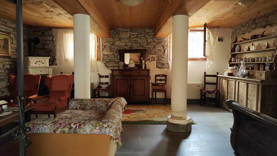 UNA CASA CHE RACCONTA: RISTRUTTURATA, ARREDATA, E GIÀ TUA