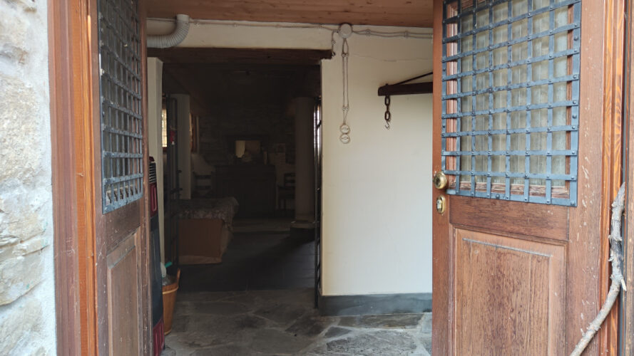 UNA CASA CHE RACCONTA: RISTRUTTURATA, ARREDATA, E GIÀ TUA