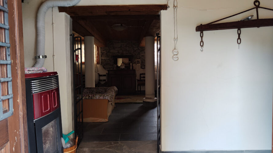 UNA CASA CHE RACCONTA: RISTRUTTURATA, ARREDATA, E GIÀ TUA