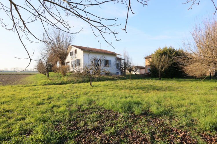 UN’OASI DI SPAZIO, NATURA E POSSIBILITÀ NEL CUORE DI TRECASALI