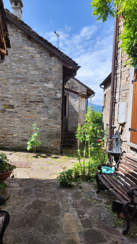CASA IN PIETRA NEL BORGO DI BERCETO