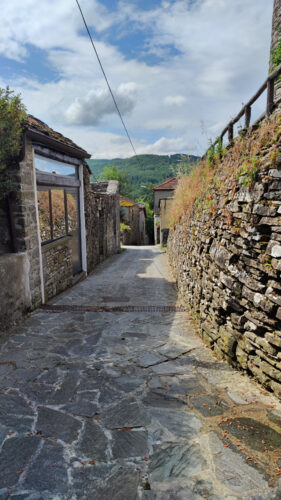 CASA IN PIETRA NEL BORGO DI BERCETO