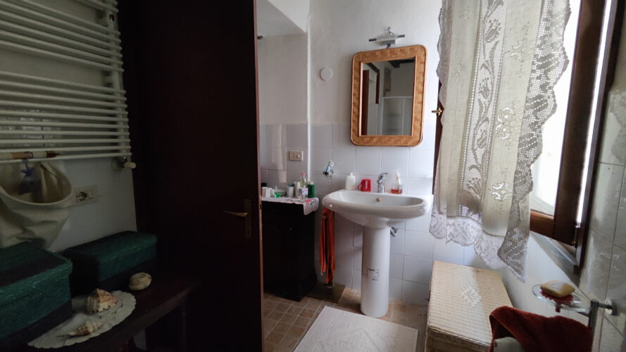 UNA CASA CHE RACCONTA: RISTRUTTURATA, ARREDATA, E GIÀ TUA