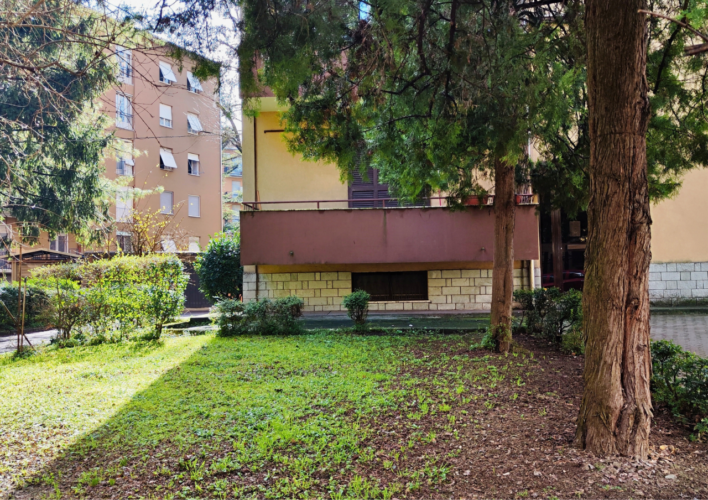 INTERNA VIA EMILIO LEPIDO: TRILOCALE RISTRUTTURATO