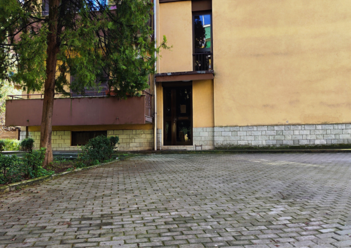 INTERNA VIA EMILIO LEPIDO: TRILOCALE RISTRUTTURATO