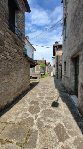 CASA IN PIETRA NEL BORGO DI BERCETO