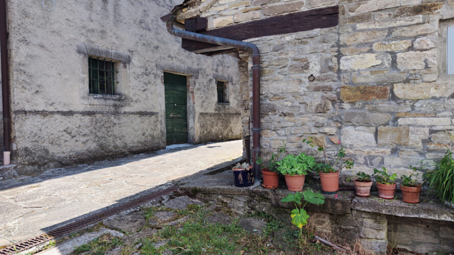 UNA CASA CHE RACCONTA: RISTRUTTURATA, ARREDATA, E GIÀ TUA