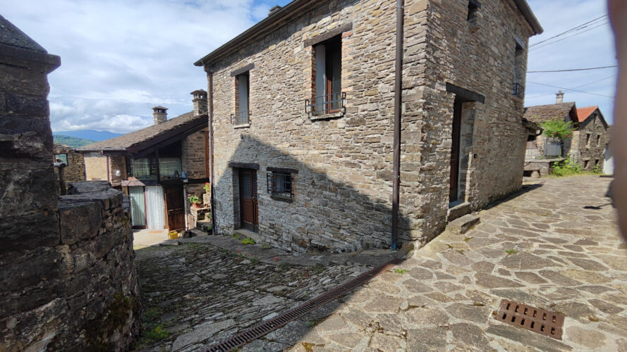 UNA CASA CHE RACCONTA: RISTRUTTURATA, ARREDATA, E GIÀ TUA