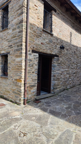 CASA IN PIETRA NEL BORGO DI BERCETO