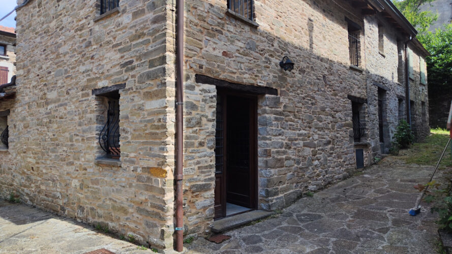 CASA IN PIETRA NEL BORGO DI BERCETO