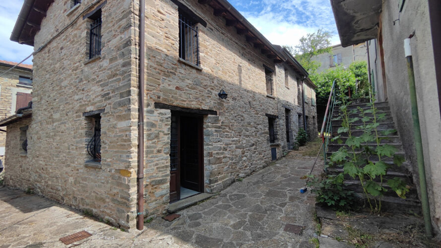CASA IN PIETRA NEL BORGO DI BERCETO