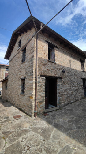 CASA IN PIETRA NEL BORGO DI BERCETO