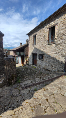 UNA CASA CHE RACCONTA: RISTRUTTURATA, ARREDATA, E GIÀ TUA