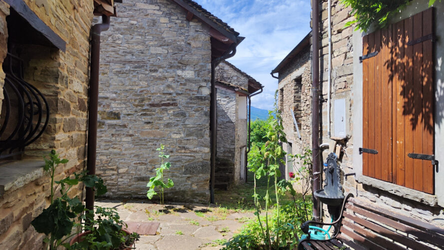 CASA IN PIETRA NEL BORGO DI BERCETO