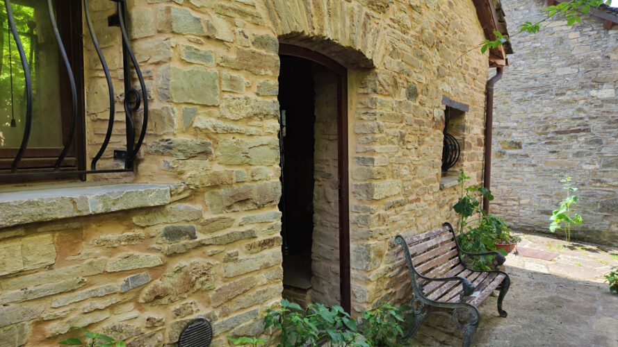 CASA IN PIETRA NEL BORGO DI BERCETO