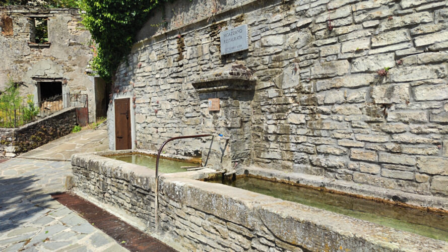 CASA IN PIETRA NEL BORGO DI BERCETO