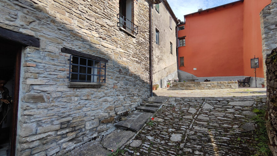 UNA CASA CHE RACCONTA: RISTRUTTURATA, ARREDATA, E GIÀ TUA